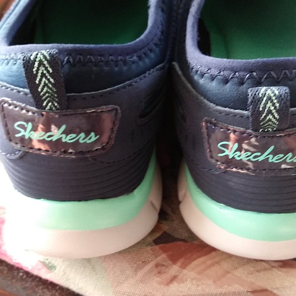 Skechers womans sneakers. Pull ons 8.5